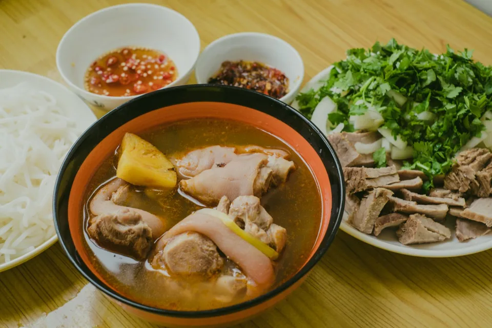 Kệ gia vị và đồ ăn kèm